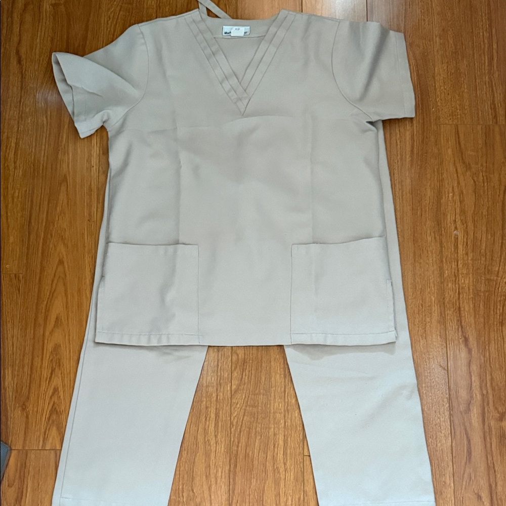 Beige XS Scrub Set